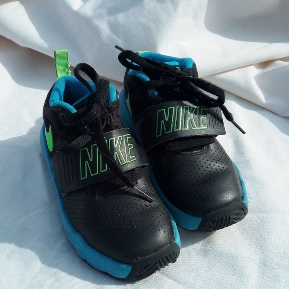 Nike Team Hustle boys size 11C